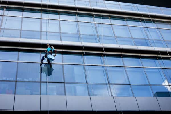 אדם מבצע ניקוי חלונות בסנפלינג